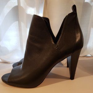 Size 11M Vince Camuto Alanna Black Patent Leather Ankle Boot with Heels